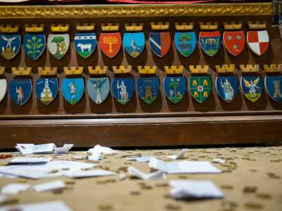 ...la cui base lignea, con gli stemmi di Bari e dei Comuni della provincia si trova subito dopo l�ingresso, davanti a un busto argenteo del Santo
